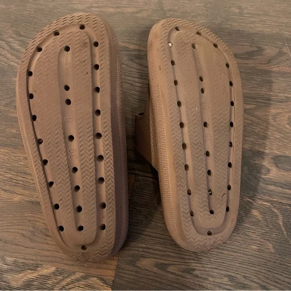 CUSHIONAIRE Brown Foam Sandals Women Size 9 - Picture 4 of 4